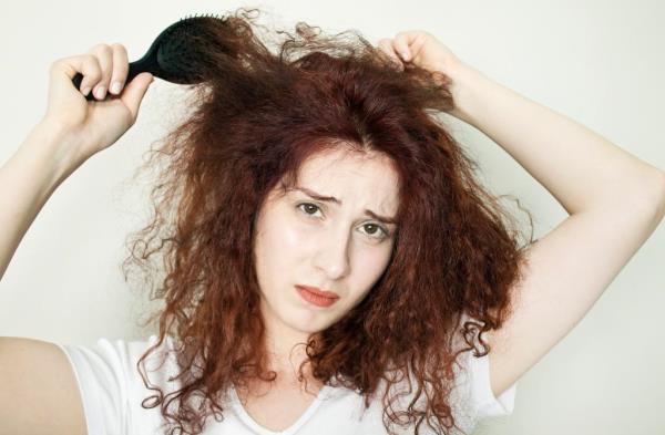 你的日常习惯正在破坏你的头发——这里有8个小贴士来防止它